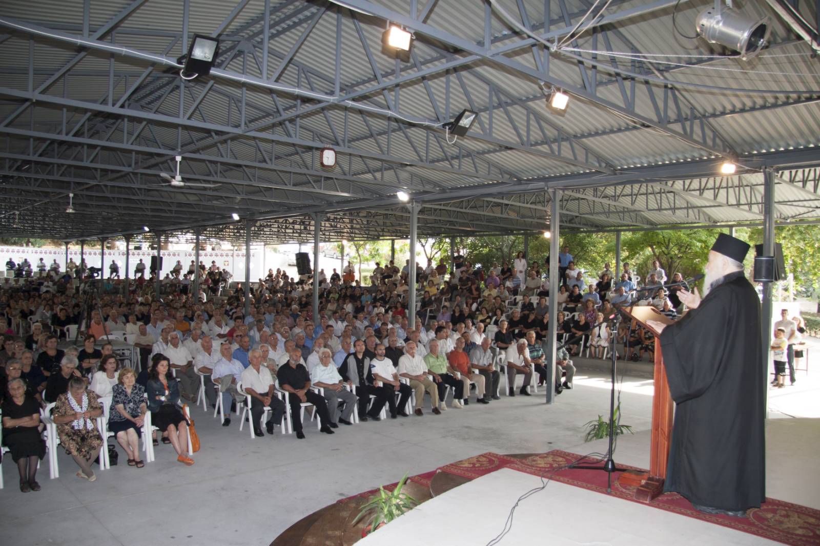 Το φλογερό κήρυγμα του π.Θεοφίλου στο αμφιθέατρο της κατασκήνωσης της Αδελφότητας
